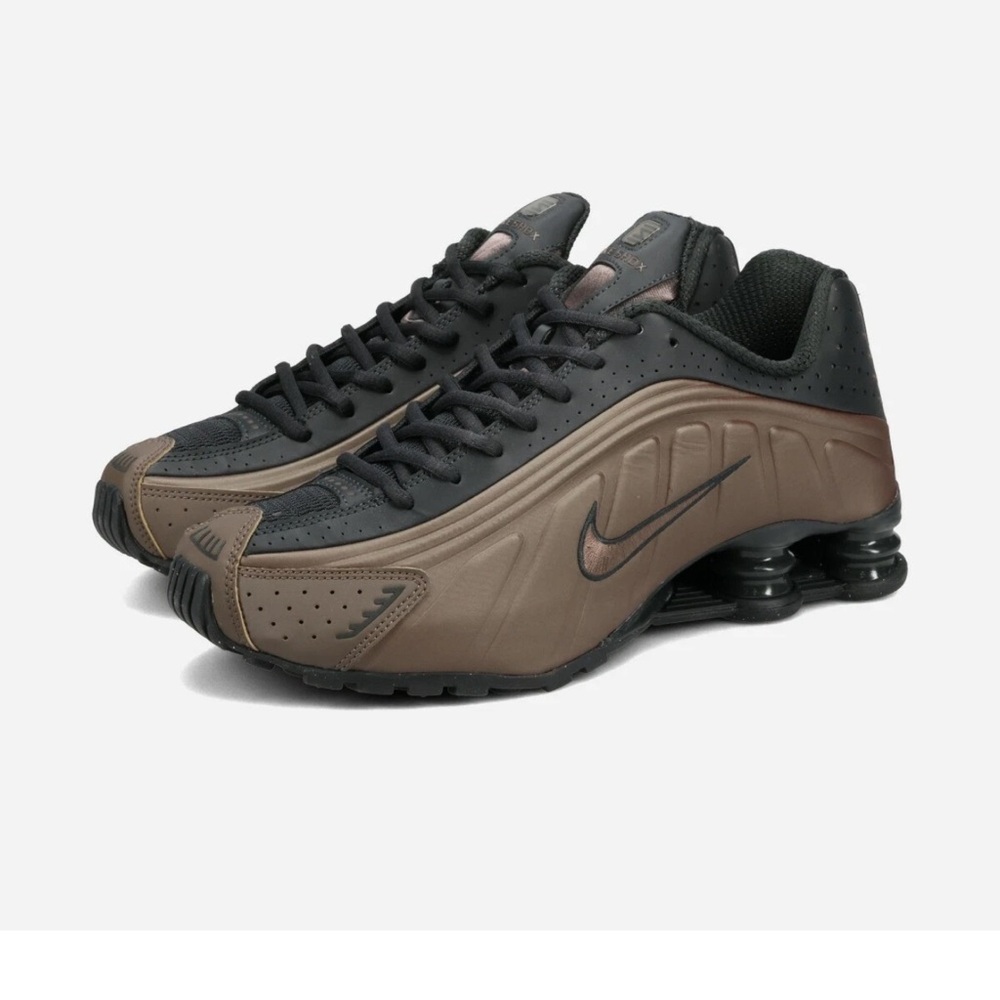 Nike Men’s Shox R4 Sneaker in Black and Brown
Used twice